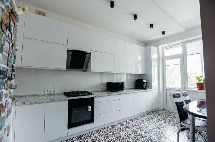 Продаж: 3-кімнатна квартира у центрі | кухня 14 м² | велика вітальня - фото 1