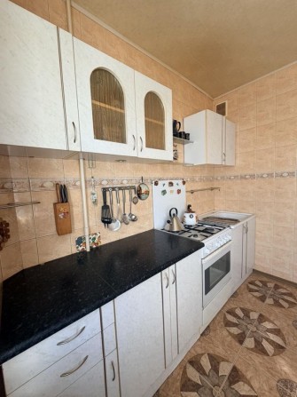 Продам 1 кімнатну з меблями і технікою в центрі міста. - фото 1