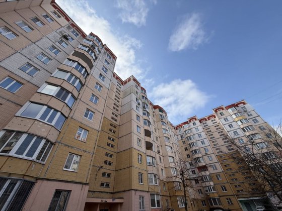 Продам 1к кв переплановану в 2х к квартиру вул. В. Момота Бориспіль