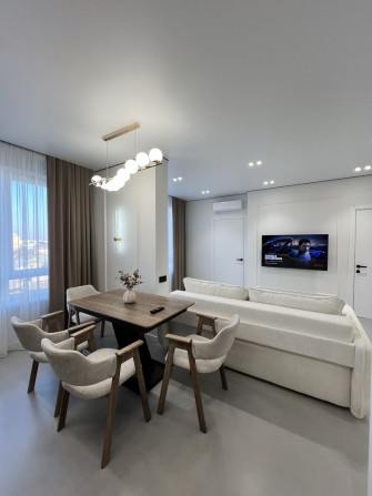 Стильна 2-кімнатна з кухнею-студією в центрі. Постанови, єОселя - фото 1