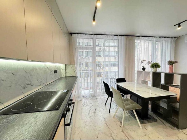 Панорамні вікна та центр міста - ваш ідеальний вибір! - фото 1