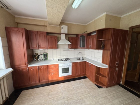 Продам 3 кімнатну квартиру 101 м2 ,парк 2 хв,газ,4 кладовки,без % Бровари