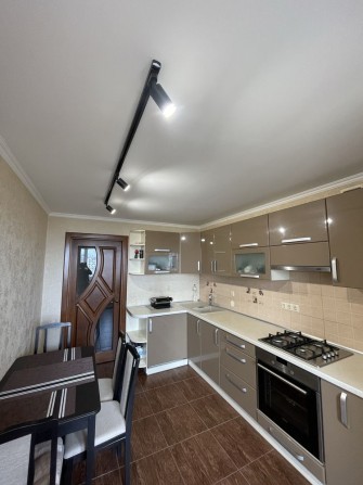 Продам 2-х кім. квартиру в новобудові  з дорогим ремонтом та меблями. - фото 1