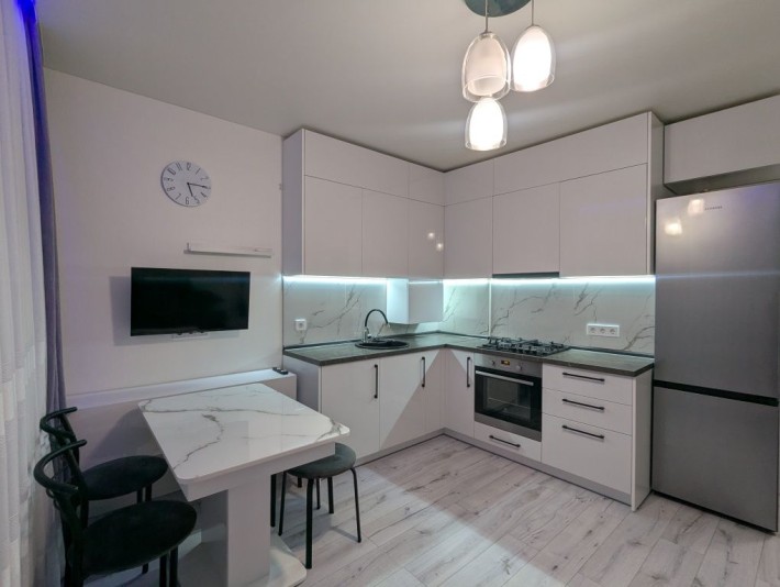 Квартира з ремонтом в Бучі. Індивідуальне газове опалення. - фото 1