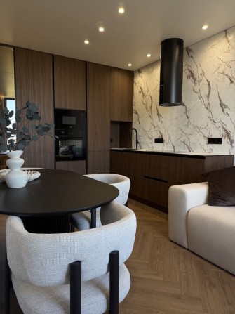 Центральний 2 трикімнатна квартира з дизайнерським ремонтом - фото 1