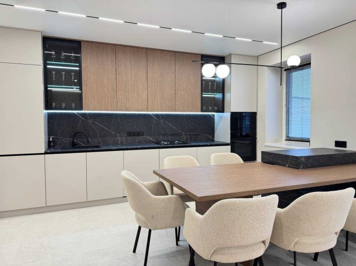 Елітна 2 кім+кухня-студія з балконом та терасою! - фото 1