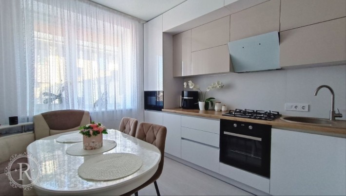 Продаж 2 кімнатної  квартири з ремонтом та меблями у Луцьку - фото 1