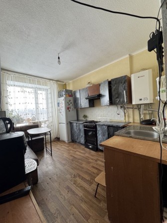 Простора 2 кімнатна квартира 60 м2 у Бучі з ремонтом - фото 1