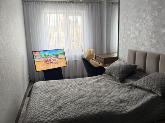 Продам трехкомнатную квартиру с гаражом с погребом во дворе Кривой Рог