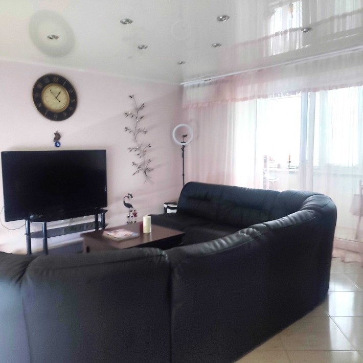 Продается 3-х комнатная квартира студия на набережной - фото 1