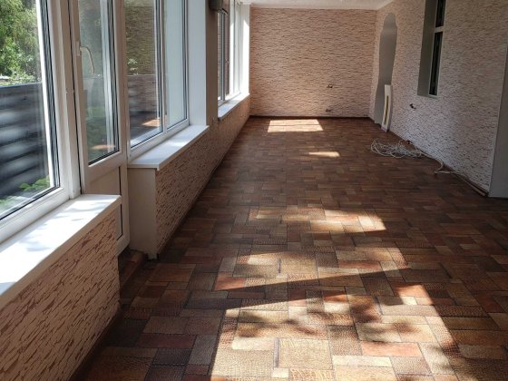 продається 4-х кімнатна квартира на 1 поверсі в центр. частині міста Кременчук