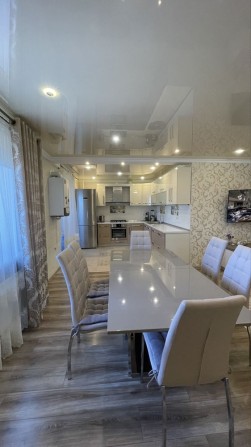 Продається простора 3-кімнатна квартира в новобудові з рем. (Раківка) - фото 1