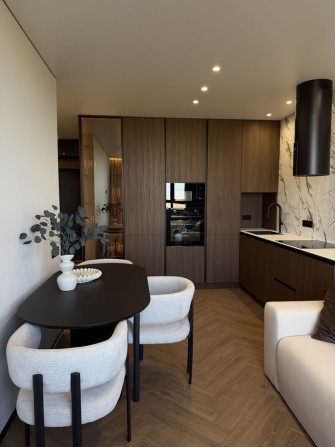 Дизайнерський ремонт! 3-к квартира з меблями та технікою! - фото 1