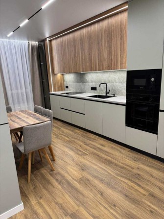 Продається стильна двокімнатна квартира в самому центрі - фото 1