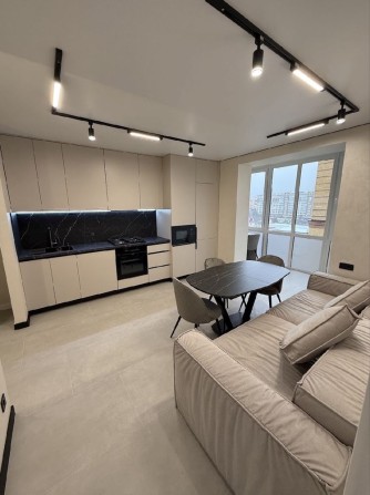 Дуже гарна 2к квартира з дизайнерським ремонтом в центрі міста - фото 1