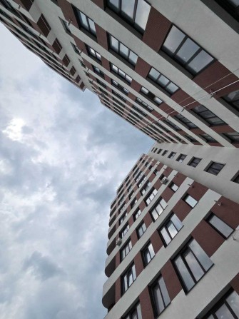 Продається двохстороння 2-кімнатна квартира майже в центрі міста - фото 1