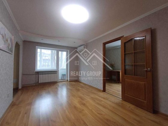 Продаж 2 кімнатної квартири 2/5 вул. Караманця (Ватутіна)Є-відновлення Кривой Рог