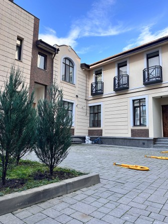 Стильна 1-кімнатна з авторським ремонтом, каміном у самому серці міста - фото 1