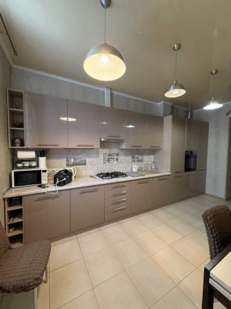 2 к ,  74 кв.м., меблі+техніка, тепла підлога, високі стелі, р-н Поділ - фото 1