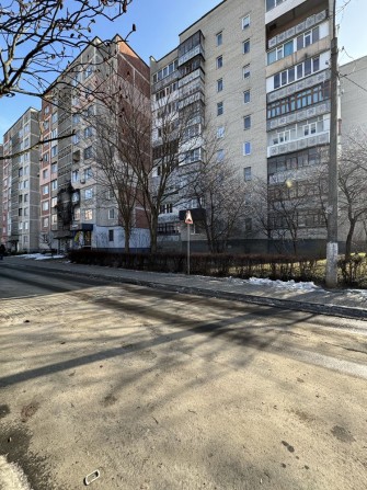 Продам фасадну , кутову 3-кімнатну квартиру на вул. Кравчука - фото 1