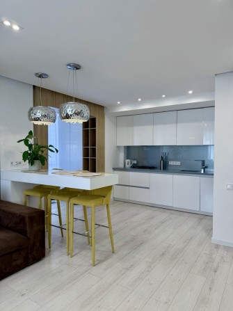 Продаж 3 кімнатної квартири з дизайнерським ремонтом на Щасливому! - фото 1