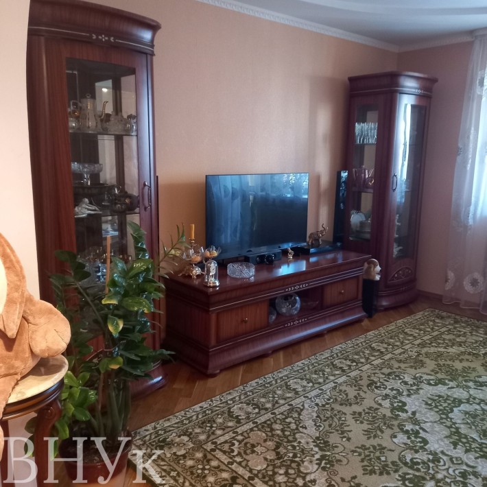 Продається простора 3-кімнатна квартира у 55 мікрорайоні - фото 1