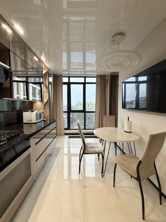 2-к квартира з дизайнерським ремонтом! Центр міста! Ціна під ключ! - фото 1