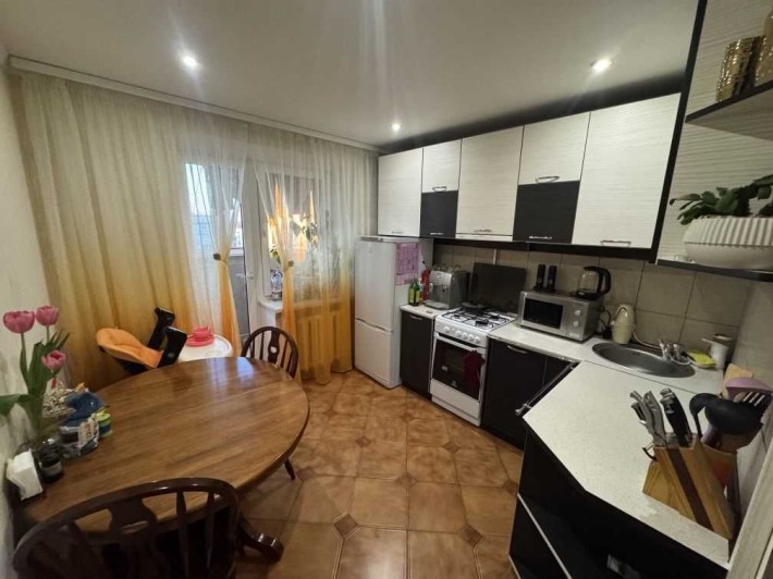 2-кімнатна на Садах | цегляний будинок | гарний ремонт - фото 1