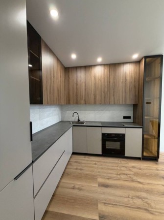 Шикарна двокімнатна квартира з дизайнерським ремонтом. Укомплектована. - фото 1