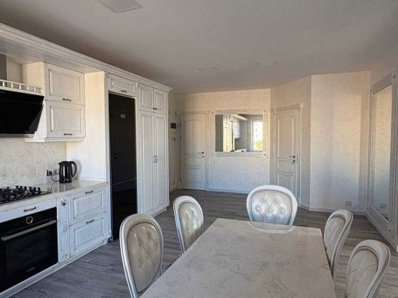 / Елітний 8-поверховий клубний будинок на Князя Володимира Ровно