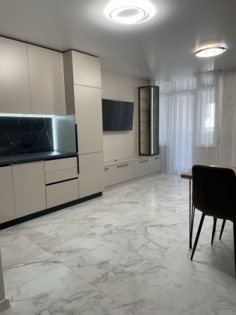 Двохкімнатна плюс кухня студіо з балконом! - фото 1