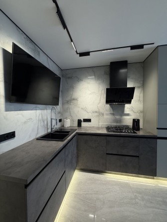 Квартира з дорогим якісним дизайнерським ремонтом з виходом у парк - фото 1