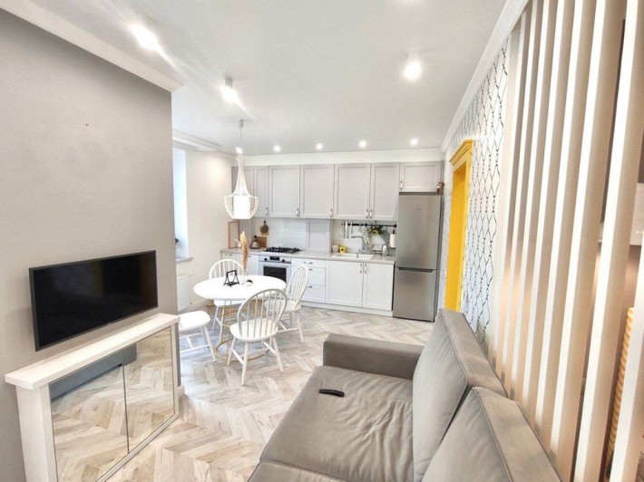 Дизайнерська 1к квартира біля лісу - фото 1