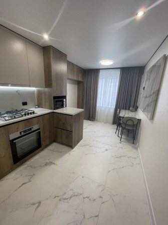 Продаж 1 км квартири з ремонтом в новобудові на Білогірській - фото 1