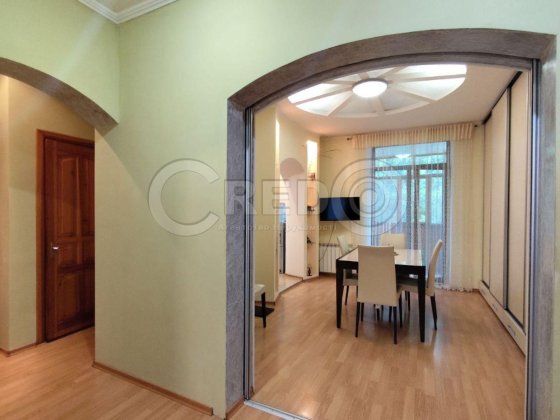 Продаж великої 3кімнатної квартири з "автономкою". Покровський район.