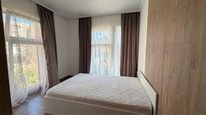 Продаж 2 кім новобудови ЦЕНТР,меблі+техніка, паркомісце, власна тераса - фото 1