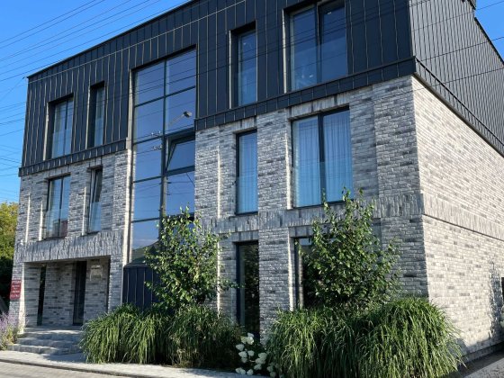 Продам квартиру з власним подвірʼям. 63.4м² Клубний будинок. 12 школа. Ровно