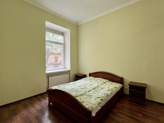 Продам 2-к квартиру в центрі міста біля Університету Черновцы