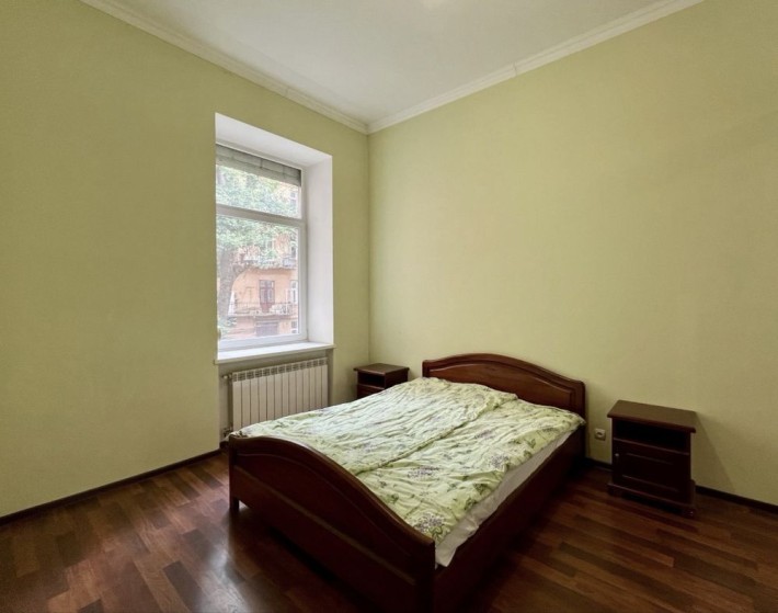 Продам 2-к квартиру в центрі міста біля Університету - фото 1