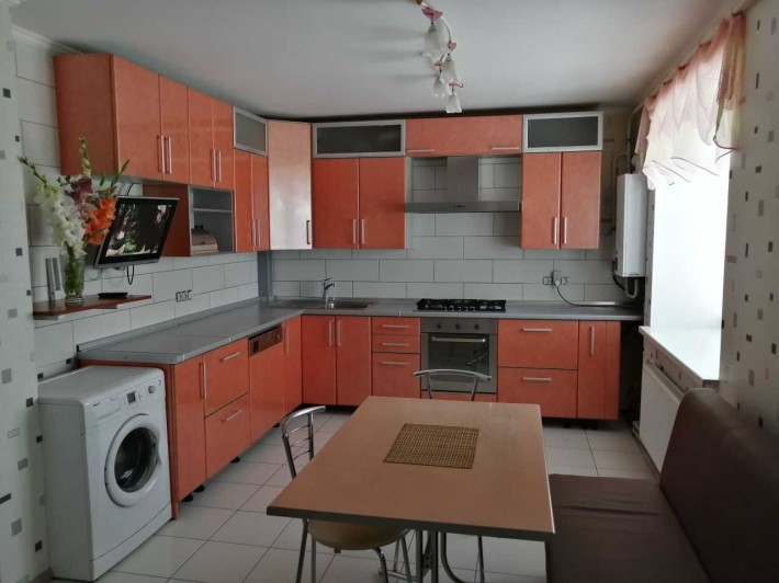 Продаж просторої 4-кімнатної квартири на вул. Харківська (р-н СКД) - фото 1