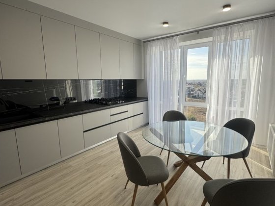 Продаж однокімнатної квартири на Щасливому з виглядом на озеро Ровно