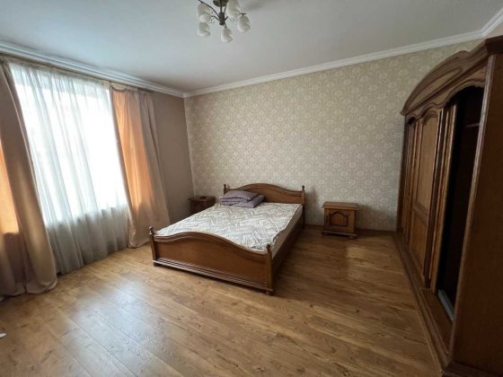 Продам 2-кімн. кв. на І.Франка 75м.кв. біля Ратуші, румунський люкс. Черновцы