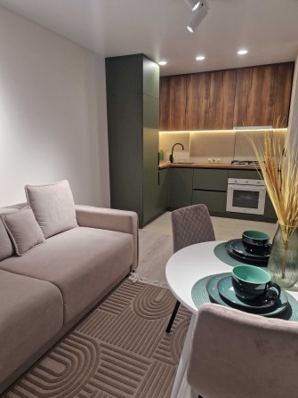 Продаж двох кімнатна квартира та кухня-студія - фото 1