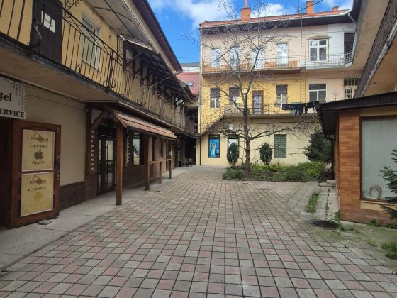 Продається 3х кімн-на кв-ра на площі Петефі з видом на парк Ужгород