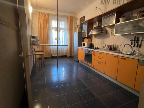 Продаж трикімнатної квартири пл.Корятовича. Ужгород