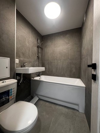 Продається 2 км  квартира  з сучасним ремонтом новим - фото 1