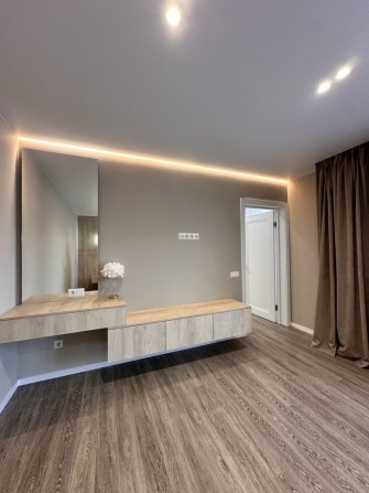 Дизайнерська 2-кімнатна новобудова+підземний паркінг - фото 1