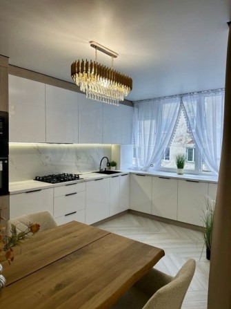 2 кімнатна квартира з кухнею студією у новобудові в центрі міста - фото 1