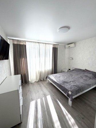 Двокімнатна в НОВОБУДОВІ з ремонтом - фото 1