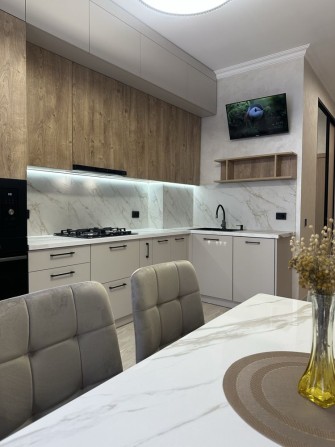 Дизайнерська 1 кім новобудова в центрі готова до проживання - фото 1